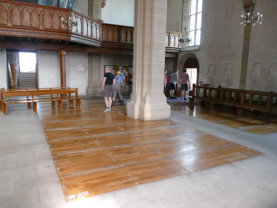 Räumung des Restinventars und der Kirchenbänke aus der Kirche (Foto: Karl-Franz Thiede)